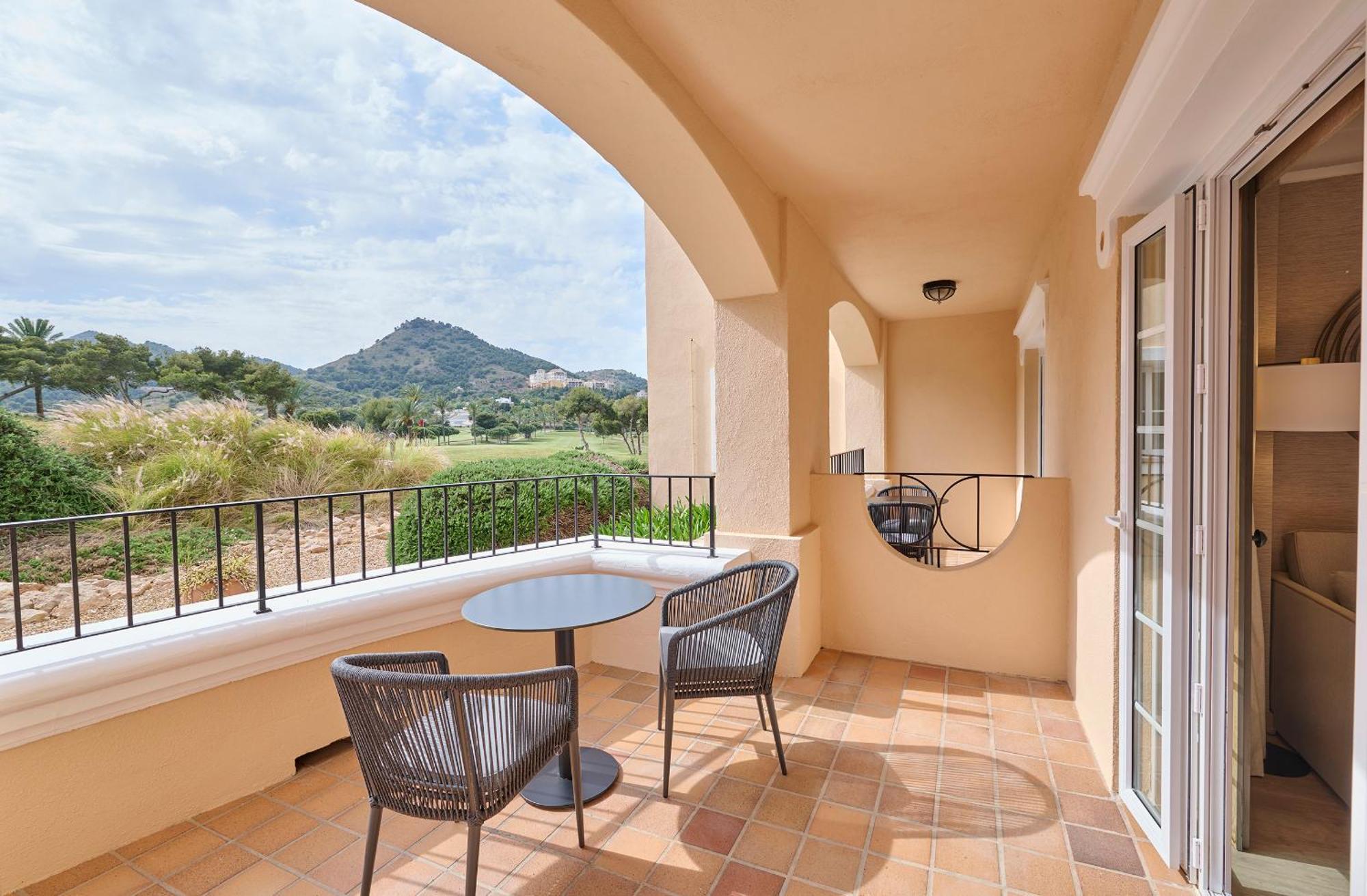 Habitación con cama extragrande, terraza, vistas al campo de golf y acceso al Grand Club